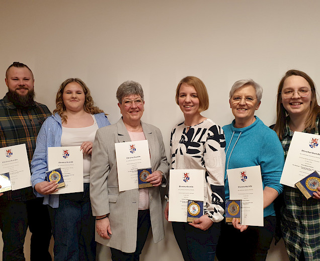 Das bild zeigt 6 Sportlerinnen vom Linedance bei der Sportlerehrung des Landkreises mit ihren Urkunden