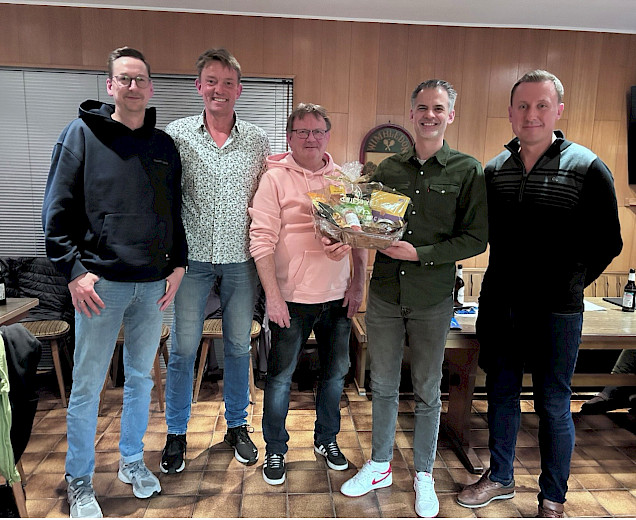 auf dem foto ist der neu gewählte Tennisvorstand des VfL Sittensen zu sehen, in der mitte Jürgen Fitschen als bestätigter Abteilungsvorsitz