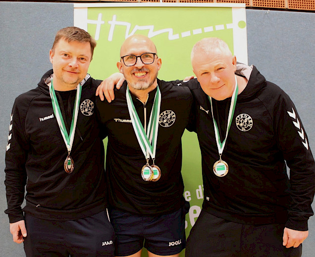 drei Tischtennisspieler mit ihren Medaillen drei Tischtennisspieler mit ihren Medaillen