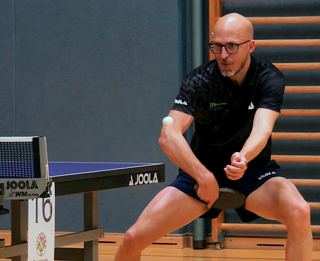 ein Tischtennisspieler mit Schläger beim Spielen ein Tischtennisspieler mit Schläger beim Spielen