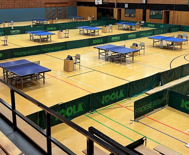 Halle mit aufgebauten Tischtennisplatten Halle mit aufgebauten Tischtennisplatten