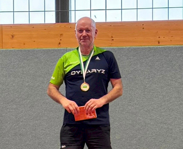 Tischtennisspieler auf dem Siegertreppchen Tischtennisspieler auf dem Siegertreppchen