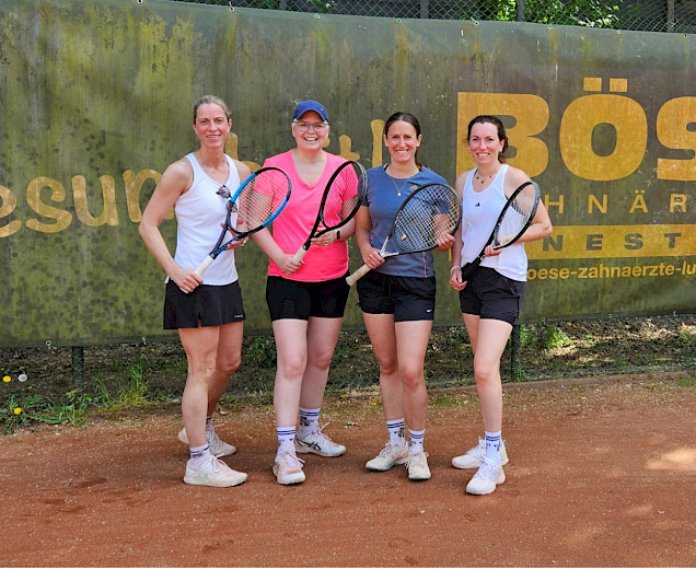 Foto mit 4 Tennisspielerinnen, die nebeneinander stehen und sich über ihren Sieg freuen Foto mit 4 Tennisspielerinnen, die nebeneinander stehen und sich über ihren Sieg freuen