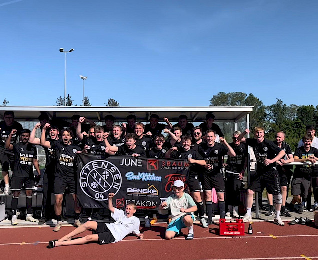 die erste Herren stehen zusammen im Tor und jubeln über ihre Meisterschaft. Sie halten einen VfL-Banner hoch. die erste Herren stehen zusammen im Tor und jubeln über ihre Meisterschaft. Sie halten einen VfL-Banner hoch.