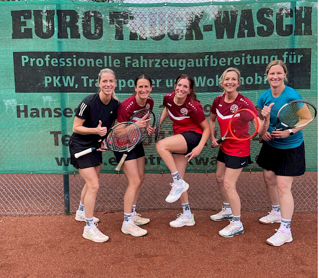 5 Tennisdamen des Teams Damen 30 stehen lachen gemeinsam nebeneinander mit ihren Tennisschlägern und freuen sich über ihren Erfolg