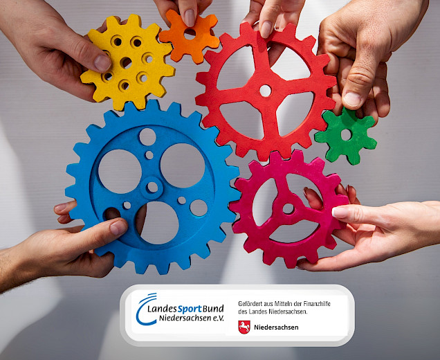 aufdem Foto halten ein paar Hände viele bunte Zahnräder, die ineinander greifen. Damit soll die Zusammenarbeit von verschiedenen Bereichen symbolisiert werden. aufdem Foto halten ein paar Hände viele bunte Zahnräder, die ineinander greifen. Damit soll die Zusammenarbeit von verschiedenen Bereichen symbolisiert werden.