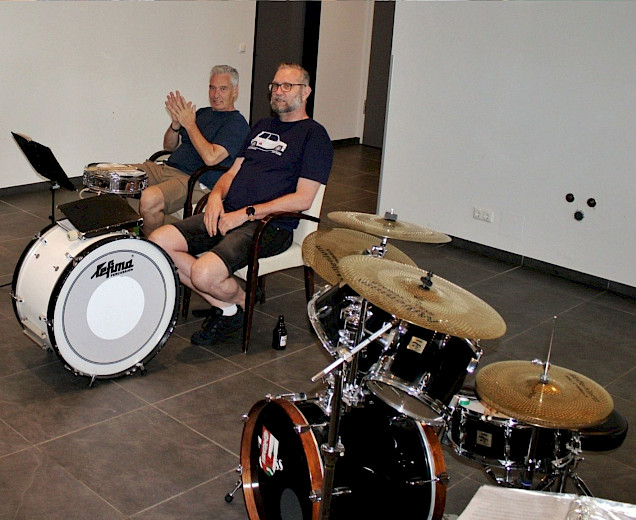 2 Schlagzeuger und ein großes Schlagzeug, an dem geübt wird