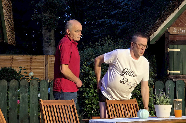 2 Schauspieler der niederdeutschen Bühne im Kostüm bei der Aufführung des Stücks 2 Schauspieler der niederdeutschen Bühne im Kostüm bei der Aufführung des Stücks