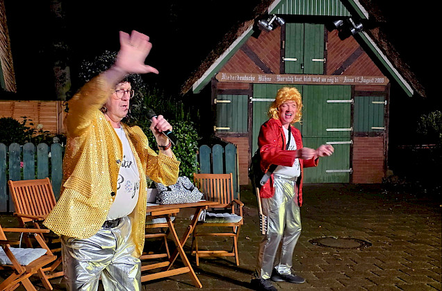 2 Schauspieler der niederdeutschen Bühne im Kostüm bei der Aufführung des Stücks 2 Schauspieler der niederdeutschen Bühne im Kostüm bei der Aufführung des Stücks