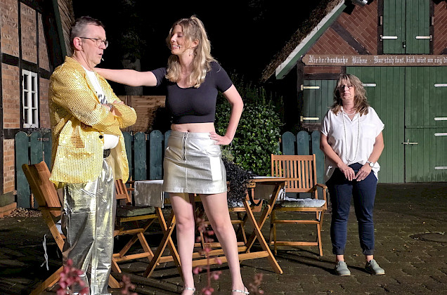 3 Schauspieler der niederdeutschen Bühne im Kostüm bei der Aufführung des Stücks 3 Schauspieler der niederdeutschen Bühne im Kostüm bei der Aufführung des Stücks