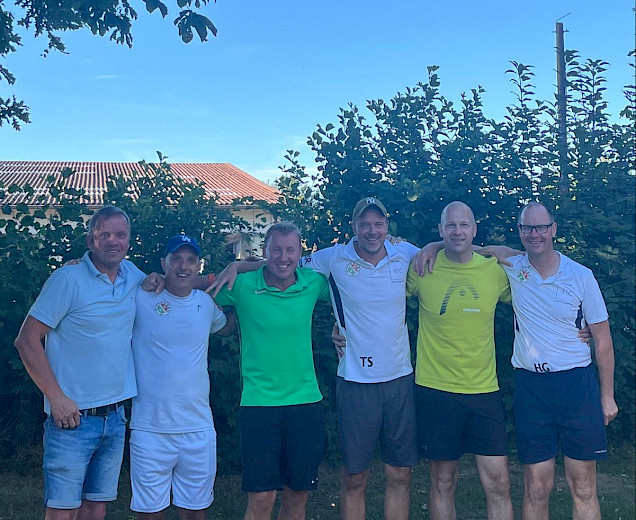 Tennisherren, die in Eier Reihe stehen, sich im Arm liegen und über ihren Sieg freuen Tennisherren, die in Eier Reihe stehen, sich im Arm liegen und über ihren Sieg freuen