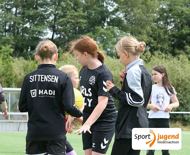 Nahaufnahme von Kindern beim polysportiven Camp, die Ball spielen