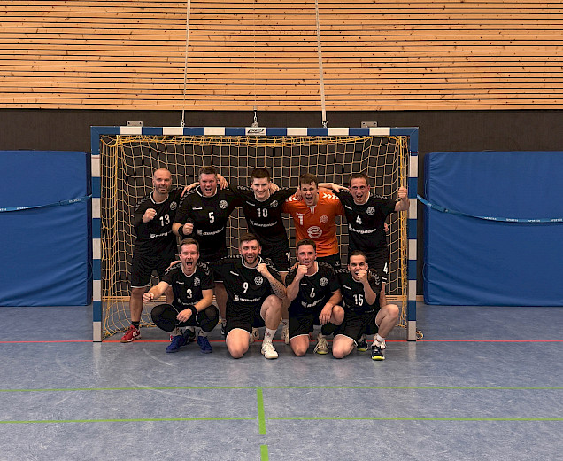 die Handballherren haben sich in ihrem Tor zum Mannschaftsfoto aufgebaut die Handballherren haben sich in ihrem Tor zum Mannschaftsfoto aufgebaut