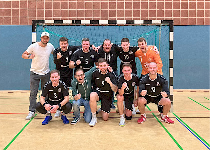 Handballherren im Tor zum Gruppenfoto aufgestellt nach ihrem Heimsieg, sie freuen sich und lachen