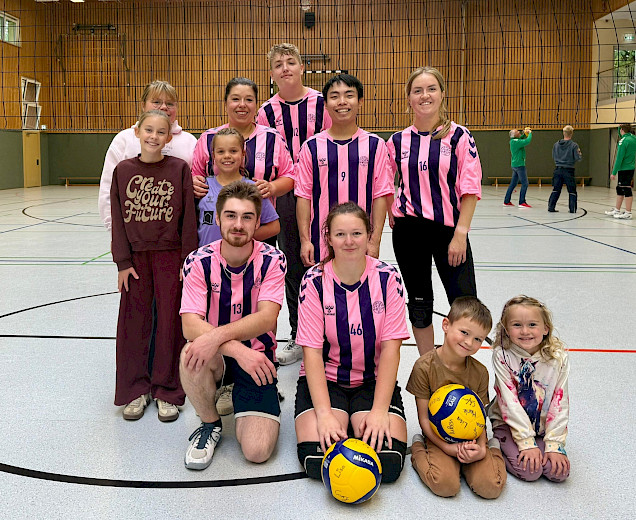 die Mixed-Volleyballmannschaft nach dem Spiel in ihren gestreiften Trikots die Mixed-Volleyballmannschaft nach dem Spiel in ihren gestreiften Trikots