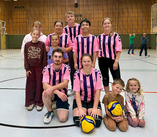 die Mixed-Volleyballmannschaft nach dem Spiel in ihren gestreiften Trikots