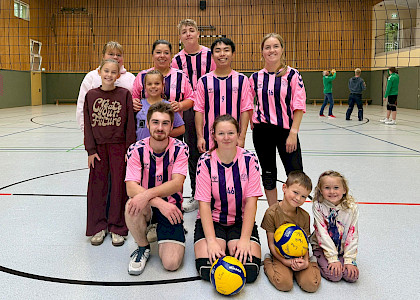 die Mixed-Volleyballmannschaft nach dem Spiel in ihren gestreiften Trikots
