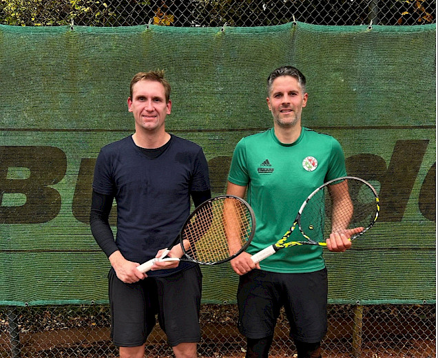 2 Tennisspieler auf dem Tennisplatz nebeneinander mit den Schlägern in der Hand.