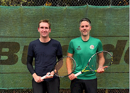 2 Tennisspieler auf dem Tennisplatz nebeneinander mit den Schlägern in der Hand.