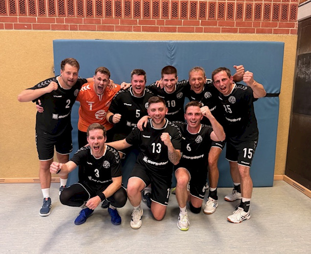 Handballherren stehen in einer Gruppe und jubeln über ihren Sieg Handballherren stehen in einer Gruppe und jubeln über ihren Sieg