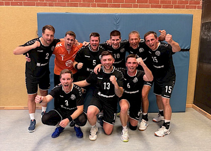 Handballherren stehen in einer Gruppe und jubeln über ihren Sieg Handballherren stehen in einer Gruppe und jubeln über ihren Sieg