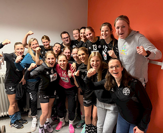 Gruppenfoto der Handballdamen, die gerade gewonnen haben Gruppenfoto der Handballdamen, die gerade gewonnen haben