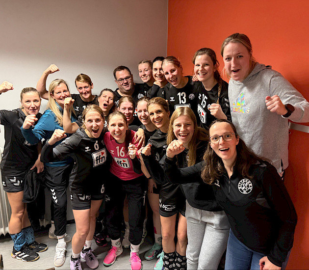 Gruppenfoto der Handballdamen, die gerade gewonnen haben