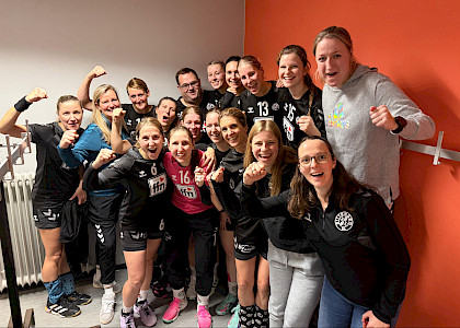 Gruppenfoto der Handballdamen, die gerade gewonnen haben Gruppenfoto der Handballdamen, die gerade gewonnen haben
