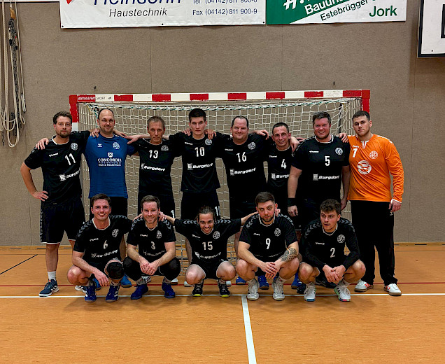 Handballherren zusammen m Gruppenfoto im Tor