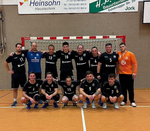 Handballherren zusammen m Gruppenfoto im Tor