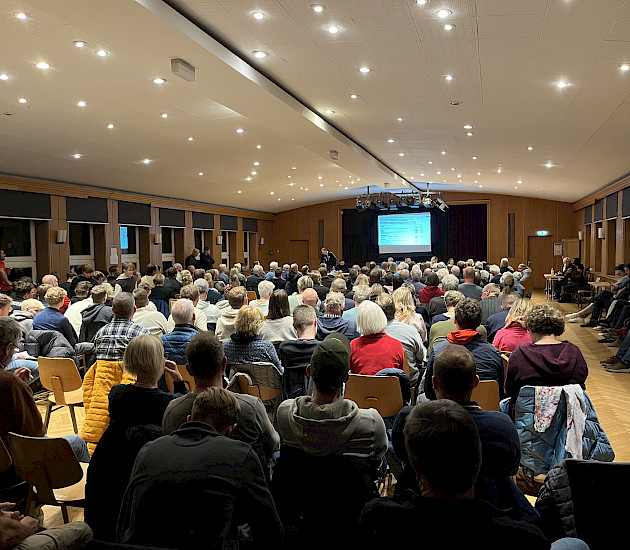 Ein Blick in den vollen Raum des LOE-Hauses, wo die Mitgliederversammlung stattgefunden hat. Ein Blick in den vollen Raum des LOE-Hauses, wo die Mitgliederversammlung stattgefunden hat.