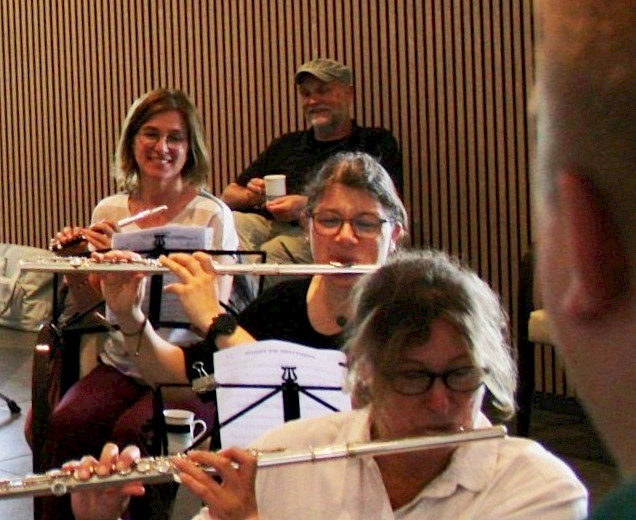 Gruppe an Musikerinnen, die Querflöte spielen