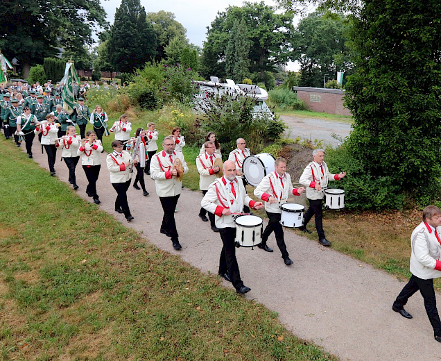 Gesamter Spielmannszug mit Instrumenten im Marsch