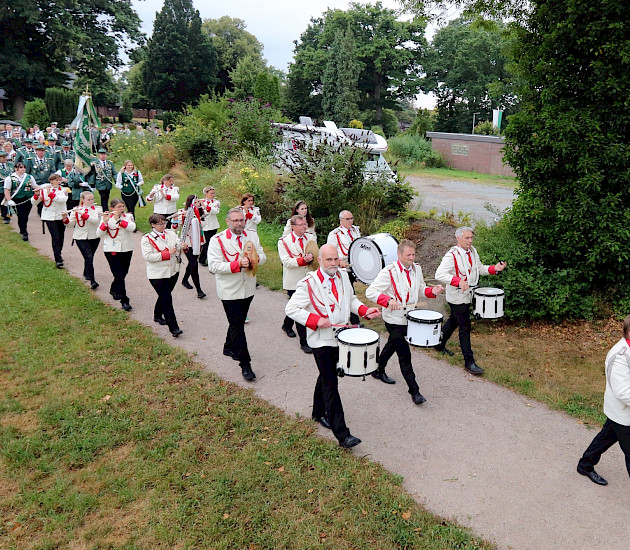 Gesamter Spielmannszug mit Instrumenten im Marsch