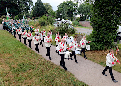 Gesamter Spielmannszug mit Instrumenten im Marsch