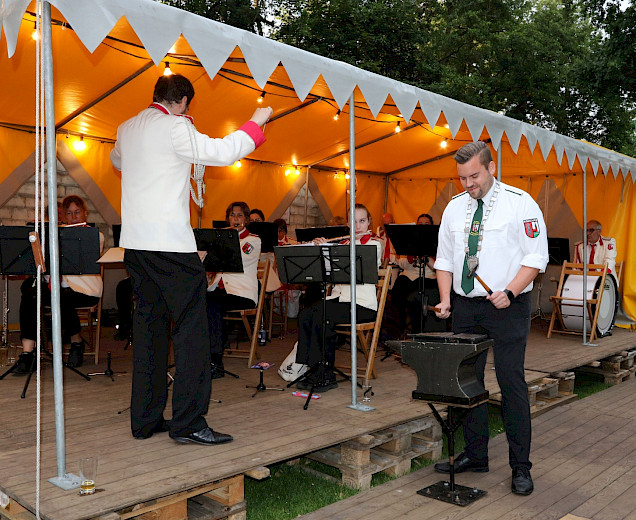 Spielmannszug mit Instrumenten im Spiel