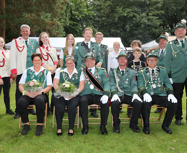 Foto des gesamten Spielmannszugs in traditioneller Trachtenkleidung