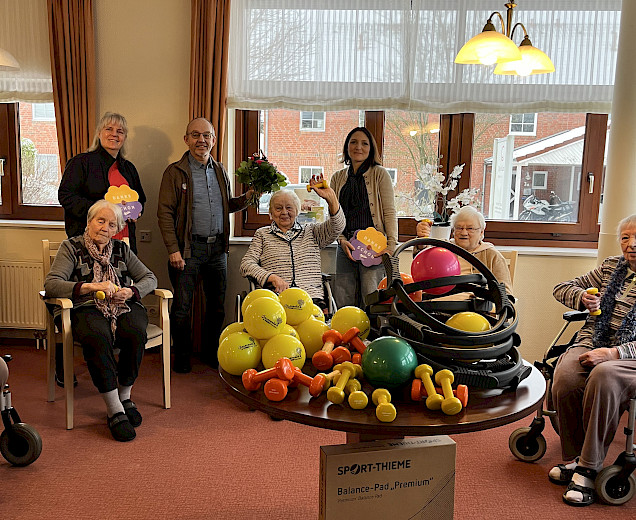 Seniorensportgruppe im Pflegeheim bei der Spendenübergabe