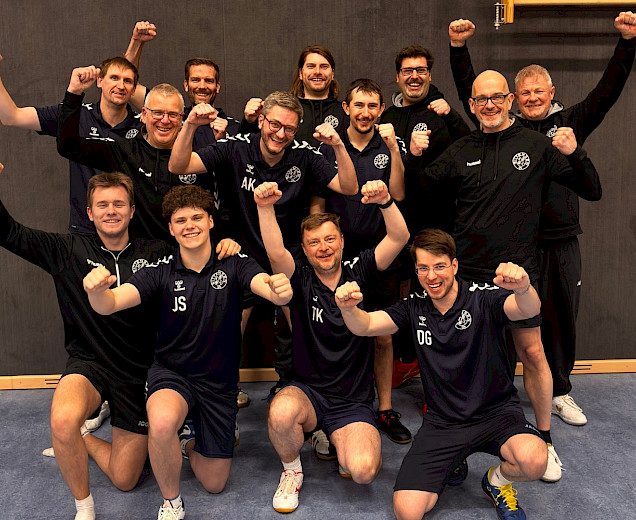 Tischtennisteam der Herren in Jubelposition