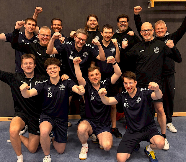 Tischtennisteam der Herren in Jubelposition