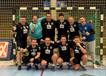 Handballherren stehen im Tor nach ihrem Sieg und jubeln