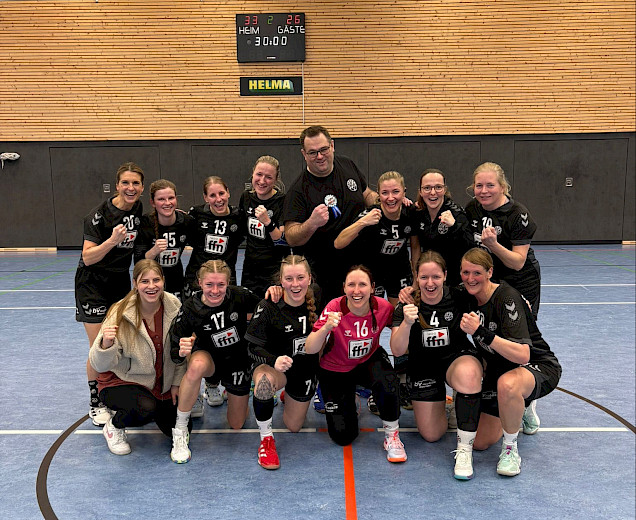 Foto der Handballdamen kniend und stehend in der Halle mit den geballten Fäusten für ihren Sieg Foto der Handballdamen kniend und stehend in der Halle mit den geballten Fäusten für ihren Sieg