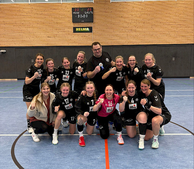 Foto der Handballdamen kniend und stehend in der Halle mit den geballten Fäusten für ihren Sieg Foto der Handballdamen kniend und stehend in der Halle mit den geballten Fäusten für ihren Sieg