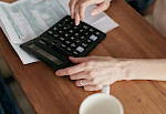 Bild mit Taschenrechner als Symbolbild für die Buchhaltung