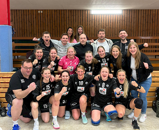 Handballdamen stehen für das Foto in der Halle zusammen und bejubeln ihre Vizemeisterschaft