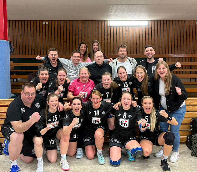 Handballdamen stehen für das Foto in der Halle zusammen und bejubeln ihre Vizemeisterschaft