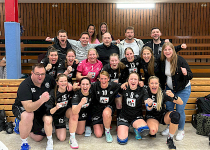 Handballdamen stehen für das Foto in der Halle zusammen und bejubeln ihre Vizemeisterschaft