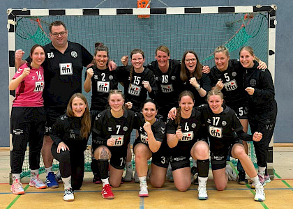 Handballdamen stehen mit ihrem Trainer im Tor der Tostedter Halle und freuen sich über ihren Sieg Handballdamen stehen mit ihrem Trainer im Tor der Tostedter Halle und freuen sich über ihren Sieg