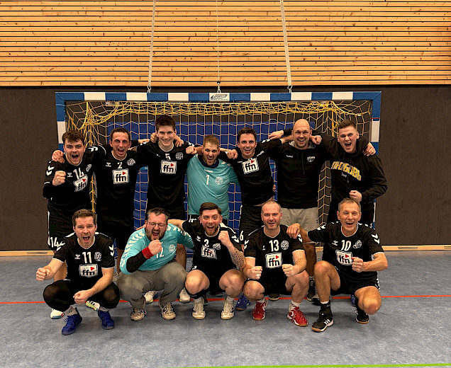 Die Handballherren hocken und stehen im heimischen Tor