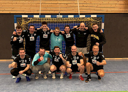 Die Handballherren hocken und stehen im heimischen Tor Die Handballherren hocken und stehen im heimischen Tor